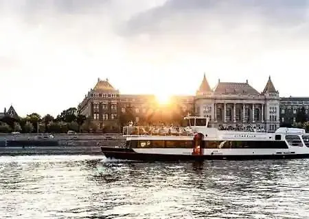 - - Free Parking - Donau Budapest